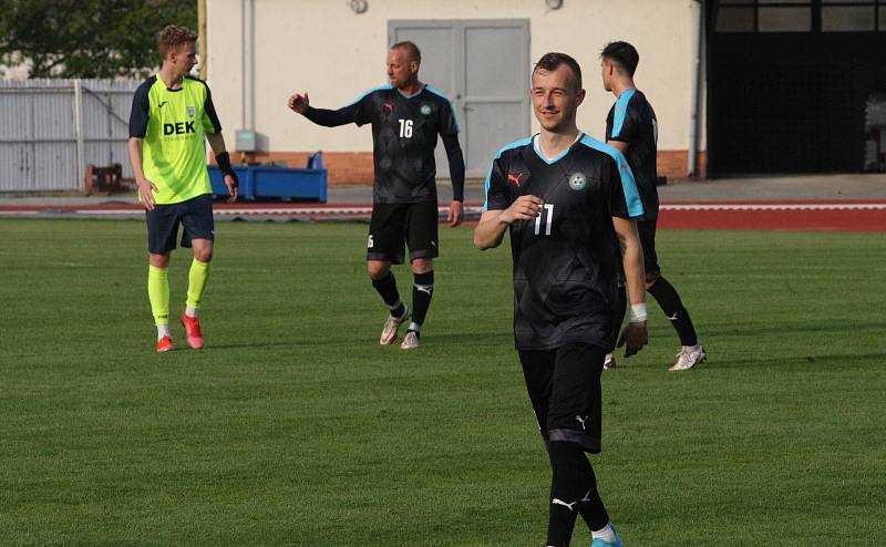 Fotbalisté Hluku (fosforové dresy) ve šlágru 21. kola krajské I. A třídy skupiny B remizovali s Osvětimany 3:3.