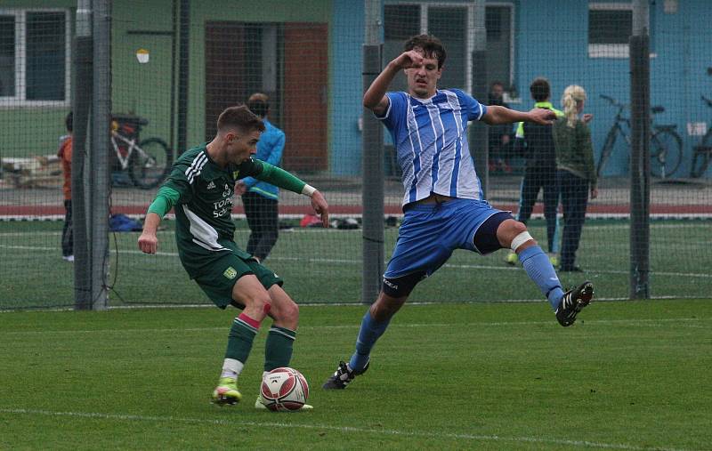 Fotbalisté Hluku (modré dresy) zakončili podzimní část sezony domácí výhrou nad Nivnicí 3:1.