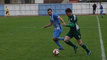 Fotbalisté Hluku (modré dresy) zakončili podzimní část sezony domácí výhrou nad Nivnicí 3:1.