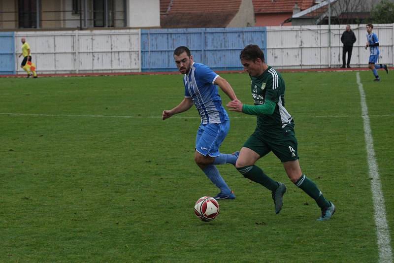 Fotbalisté Hluku (modré dresy) zakončili podzimní část sezony domácí výhrou nad Nivnicí 3:1.