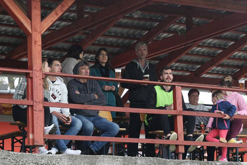 Fotbalisté Jalubí (žlutočerné dresy) v semifinále Poháru OFS Jarošovský pivovar zdolali Nedakonice 3:0.