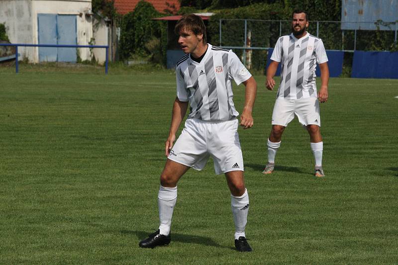 Fotbalisté Kunovic (modré dresy) prohráli v prvním zápase nové sezony doma s Těšnovicemi 0:3.