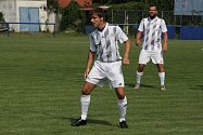 Fotbalisté Těšnovic (šedé dresy) po podzimu vládnou krajské I. A třídě skupiny B. 