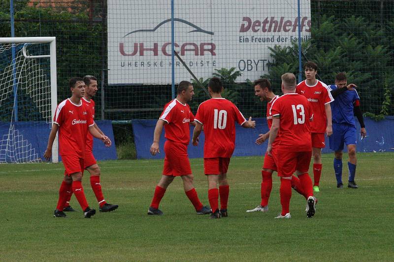 Fotbalisté Kunovic (modré dresy) ve 3. kole krajské I. A třídy skupiny B podlehli Újezdci 1:4.