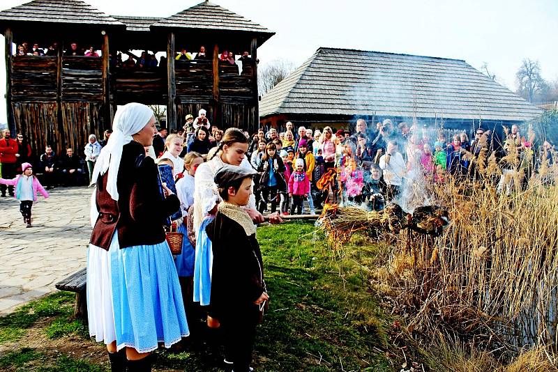 Koštem vína a otužileckou rozplavbou přivítali na Modré jaro