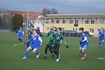 Fotbalisté Nivnice (zelené dresy) na Gambrinus Cupu porazili Mladcovou 3:1.