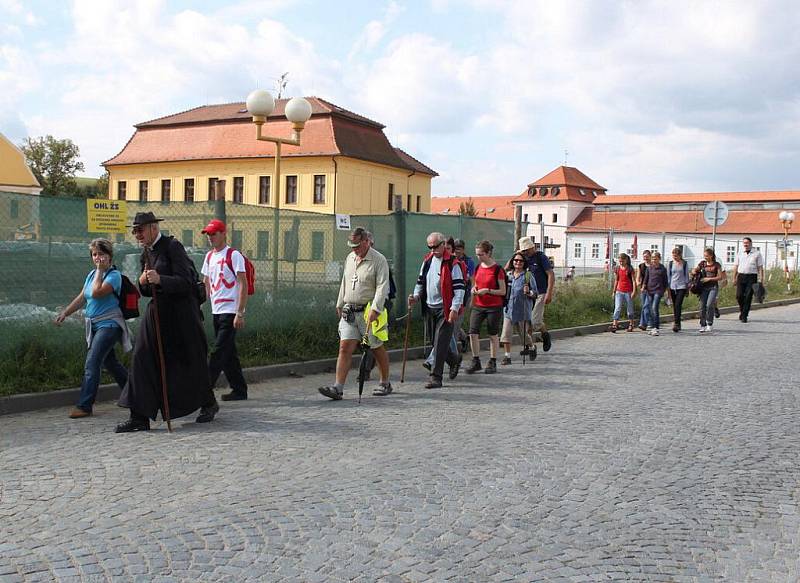 Jednadvacet poutníků se vydalo v pátek po poledni z centra Velehradu na Hostýn.