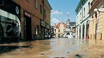Povodeň v červenci 1997 v Uh. Hradišti. Symbol povodní plave v Prostřední ulici.