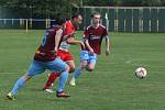 Fotbalisté Slavkova (bíločervené dresy) na úvod nové sezony zdolali Velký Ořechov 1:0.