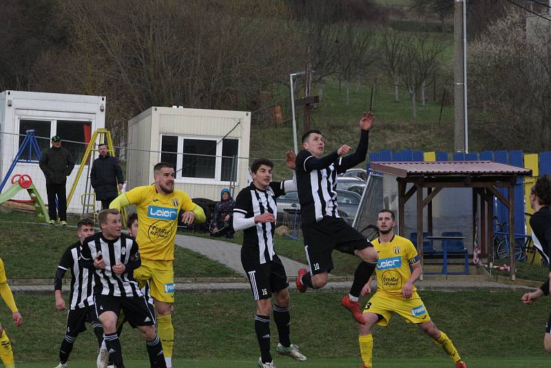 Fotbalisté Strání (žluté dresy) v sobotním souboji nejhorších týmů divize E doma prohráli s Holešovem 1:2.