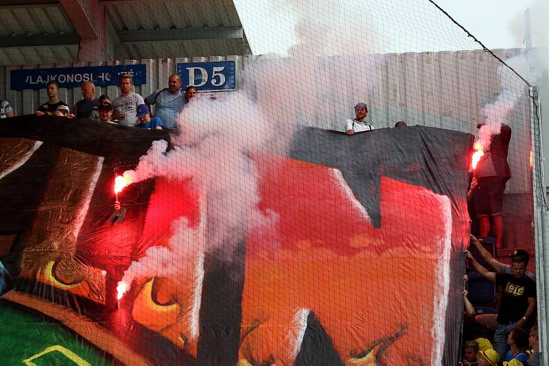 Fotbalisté Slovácka ( v bílých dresech) proti Zlínu