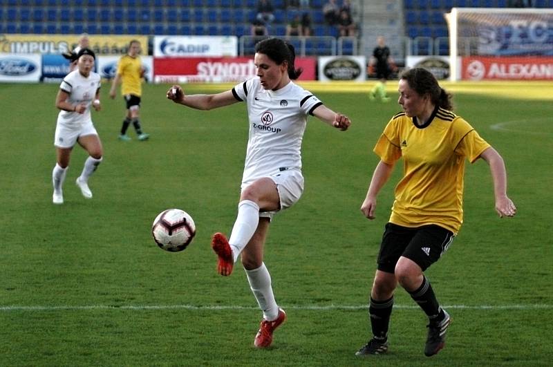 Fotbalistky Slovácka (v bílých dresech) na Městském stadionu Miroslava Valenty zdolaly Horní Heršpice 2:1.