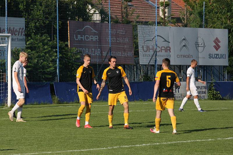 Fotbalisté Slovácka B (bílé dresy) zakončili sezonu domácí porážkou 2:5 se třetím Hlučínem.