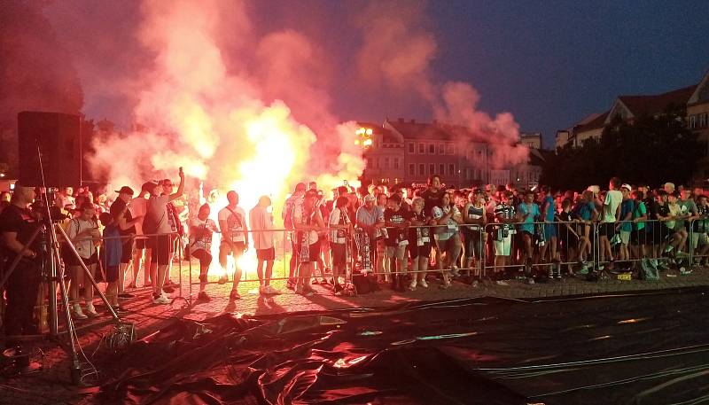 Rachejtle, dělobuchy, chorály - fanoušci 1. FC Slovácko se pokusili, při zápasu svého týmu s Fenerbachce Istanbul, rozpoutat na hradišťském Masarykově náměstí inferno.