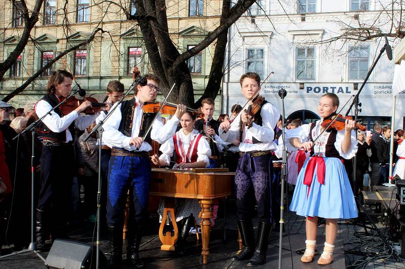 Masarykovo náměstí v Uherském hradišti se zaplnilo lidmi, vínoznalci, vinaři i hradišťským farářem Josefem Říhou, který přede všemi, i před sv. Martinem na koni požehnal letošním svatomartinským vínům.