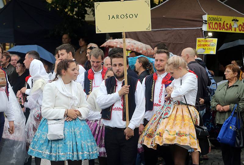 Tradičnímu defilé na Masarykově náměstí nepřálo počasí.