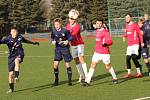 Fotbalisté Uherského Brodu (červené dresy) na závěr čtyřdenního soustředění zdolali starší dorost Slovácka 2:0.