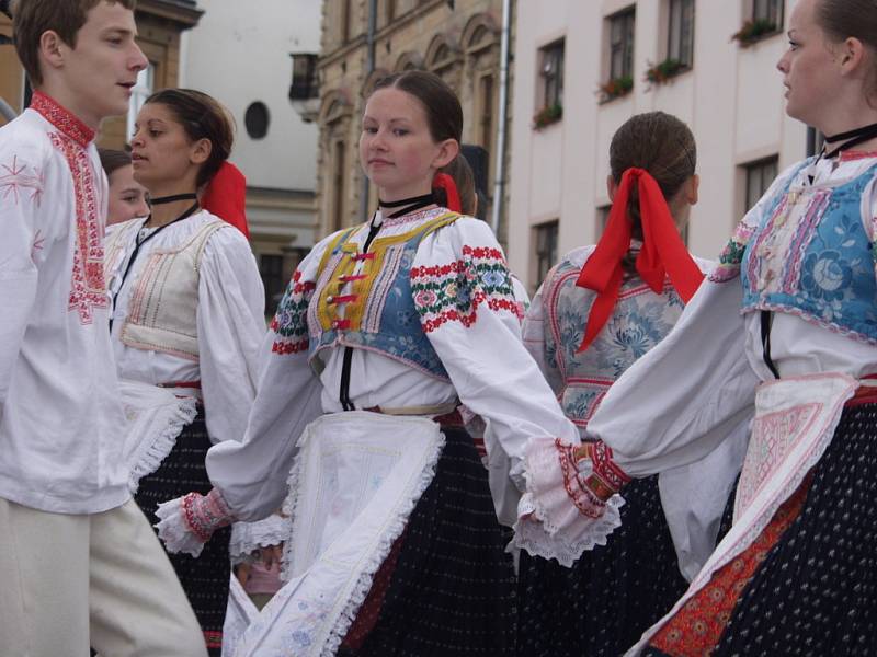 Účastníci folklorního festivalu Kunovské léto.