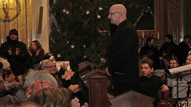 OZVĚNY VÁNOC. Velehradskou bazilikou zněly v neděli večer vánoční písně v podání CM Cifra, tří gymnaziálních pěveckých sborů a dvou komorních orchestrů z Břeclavi a Hodonína. 