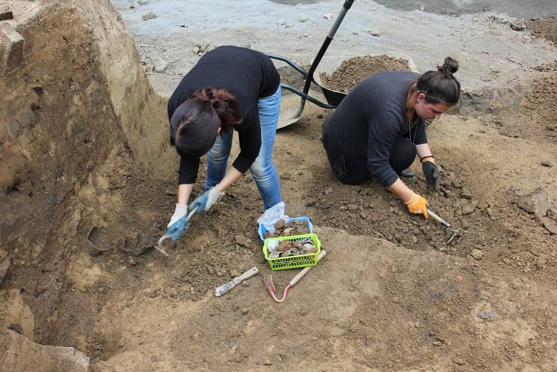 Archeologpvé nalezli v Uherském Brodě na křižovatce ulic Komenského a U Sboru vstup do suterénu středověkého domu a v něm unikátní soubor dětských hraček.