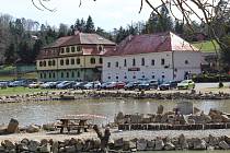 Na katastrálním území Buchlovic leží i turisticky atraktivní lokalita Smraďavka s Lázněmi Leopoldov.