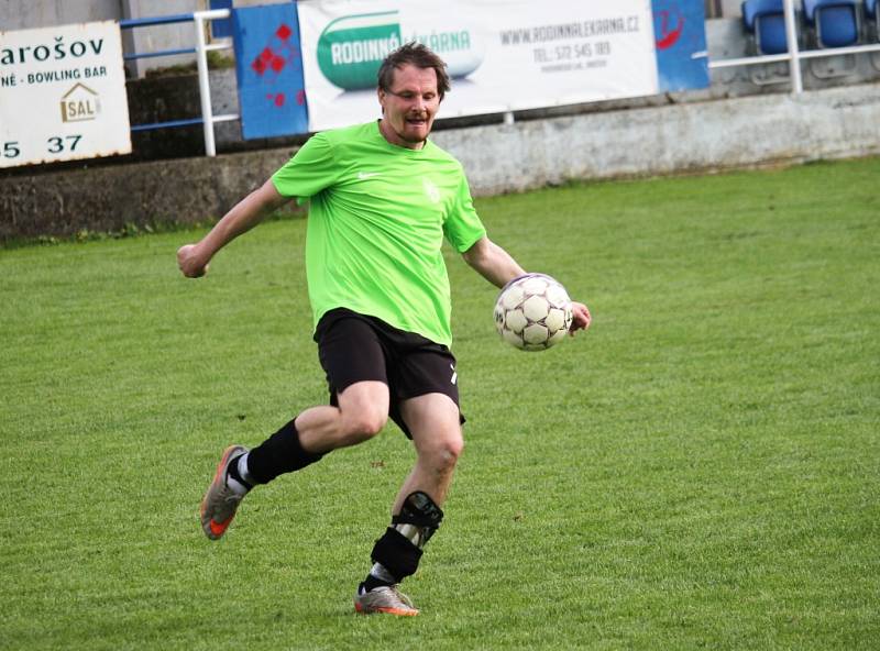 21. kolo Okresní přebor OFS Uherské Hradiště:  Jarošov (v bílém) – Bílovice 5:0