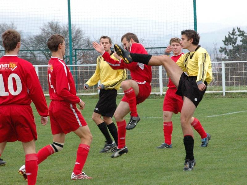 V záchranářském duelu mezi Mařaticemi (ve žlutém) a Hradčovicemi vyhráli hosté jasně 6:1.