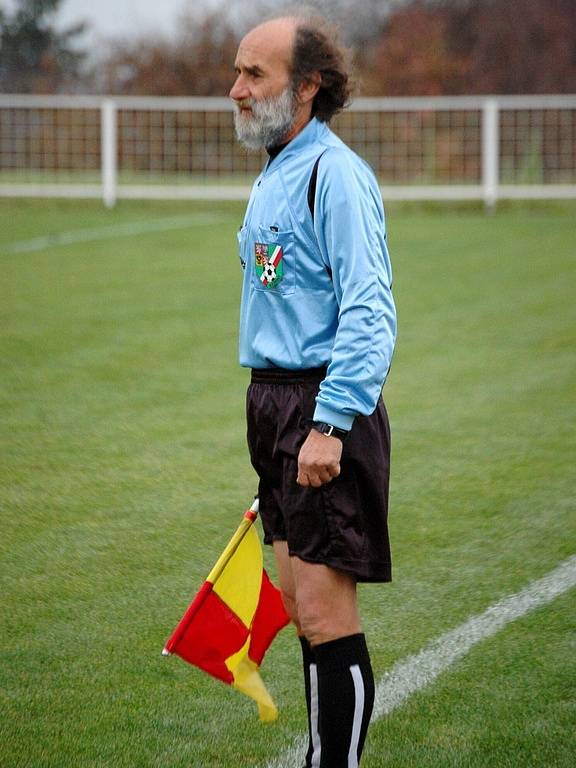 V záchranářském duelu mezi Mařaticemi (ve žlutém) a Hradčovicemi vyhráli hosté jasně 6:1.