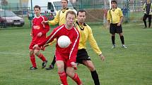 V záchranářském duelu mezi Mařaticemi (ve žlutém) a Hradčovicemi vyhráli hosté jasně 6:1.