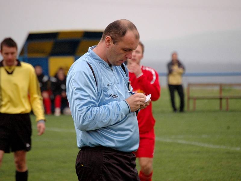 V záchranářském duelu mezi Mařaticemi (ve žlutém) a Hradčovicemi vyhráli hosté jasně 6:1.