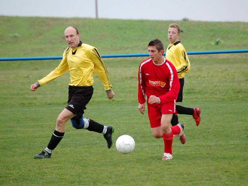 V záchranářském duelu mezi Mařaticemi (ve žlutém) a Hradčovicemi vyhráli hosté jasně 6:1.