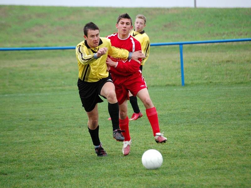 V záchranářském duelu mezi Mařaticemi (ve žlutém) a Hradčovicemi vyhráli hosté jasně 6:1.