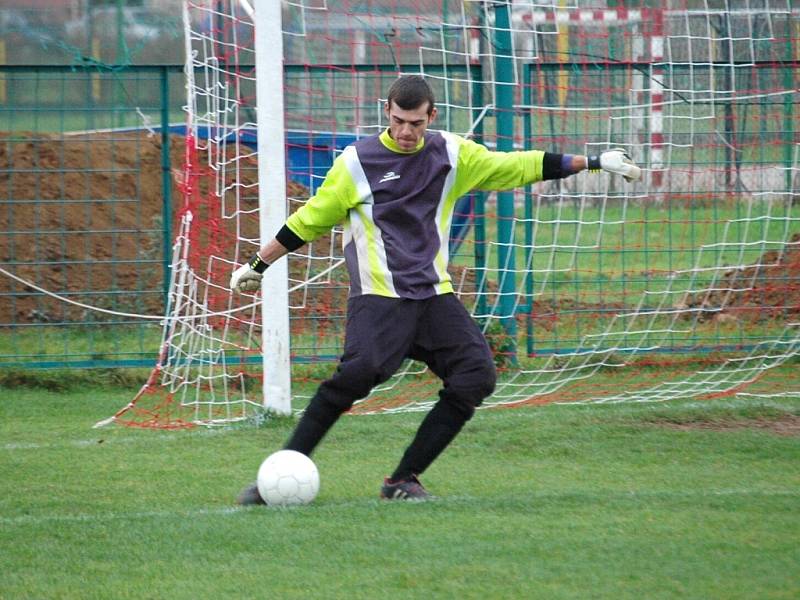 V záchranářském duelu mezi Mařaticemi (ve žlutém) a Hradčovicemi vyhráli hosté jasně 6:1.