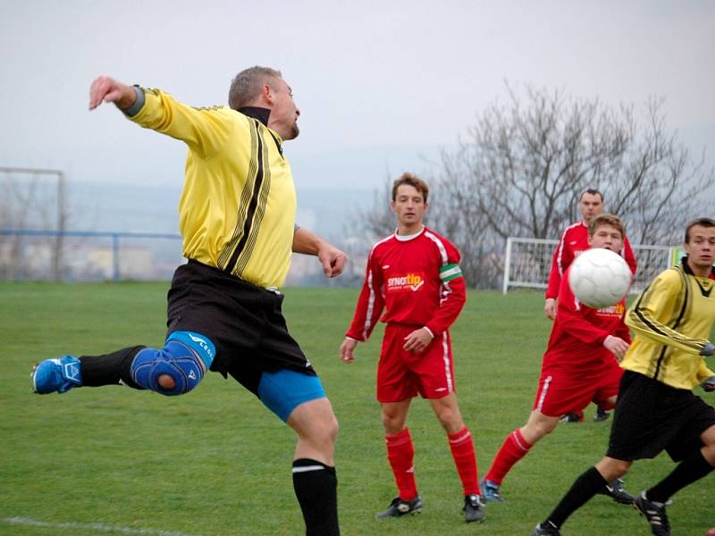 V záchranářském duelu mezi Mařaticemi (ve žlutém) a Hradčovicemi vyhráli hosté jasně 6:1.