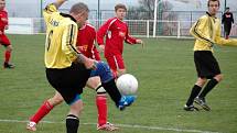 V záchranářském duelu mezi Mařaticemi (ve žlutém) a Hradčovicemi vyhráli hosté jasně 6:1.