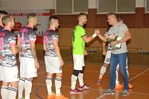 LOUČENÍ. Hráči Bazooky se před zápasem rozloučili se svým dnes už bývalým spoluhráčem Petrem Švancarou (vpravo).