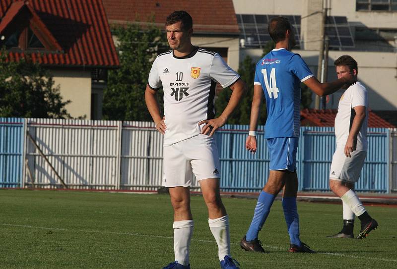 Fotbalisté Hluku (modrobílé dresy) doma ztratili vedení 2:0, s Bojkovicemi hráli nerozhodně.