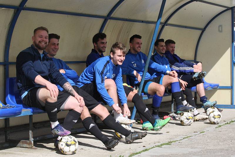 Emotivní derby v Kunovicích přineslo dva góly, čtyři červené karty a remízu 1:1.