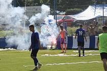 Fotbalisté Kunovic (modré dresy) v nedělním derby zdolalo Staré Město 2:1. Utkání sledovalo 505 diváků.