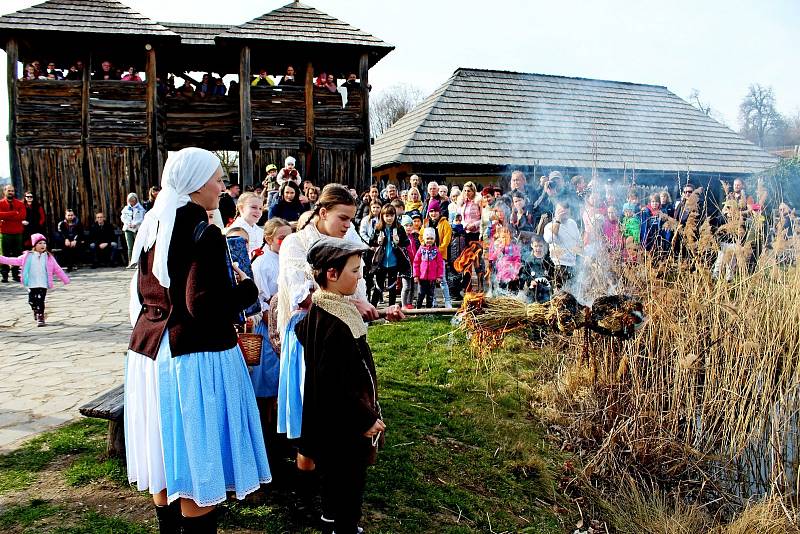 Koštem vína a otužileckou rozplavbou přivítali na Modré jaro