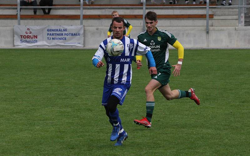 Fotbalisté Nivnice (zelené dresy) doma otočili zápas 7. kola I. A třídy skupiny B, Nedachlebice zdolali 2:1.