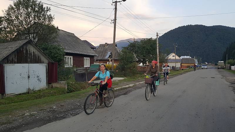 Turisté z Ostrožské Lhoty v Koločavě, v kraji Nikoly Šuhaje na Zakarpatské Ukrajině.