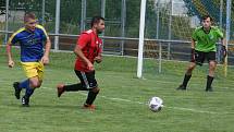 Fotbalisté Prakšic (modré dresy) vstoupili do nové sezony domácí výhrou nad Babicemi 1:0.