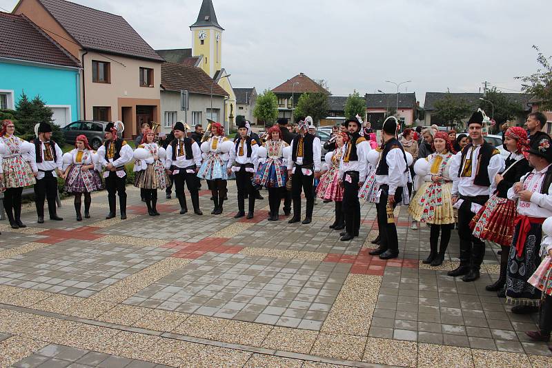 V Topolné se i přes nepřízeň počasí vydalo na šestnáct tanečních páru požádat starostu o povolení v čele se staršími stárky Davidem Dujíčkem a Annou Šmídovou. V roli mladších stárků se představili Helena Mikošková a Marek Levec.