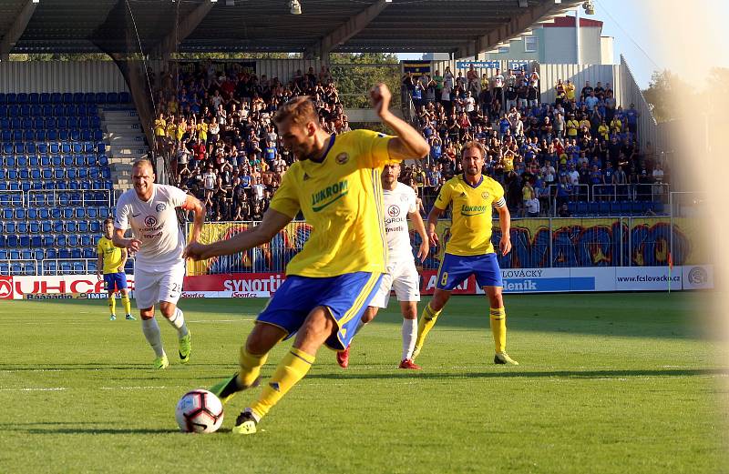 Tomáš Poznar kope penaltu