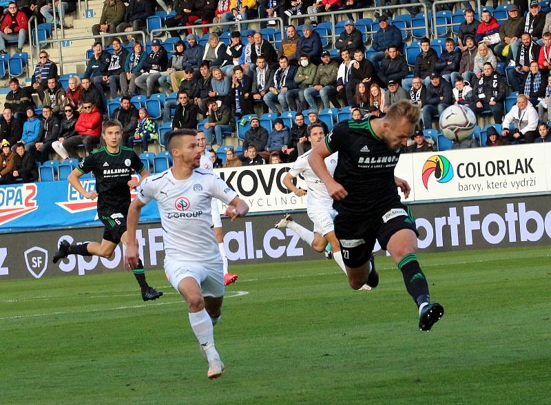 Fotbalisté Slovácka (bílé dresy) ve 12. kole FORTUNA:LIGY vyzvali pražské Bohemians 1905.