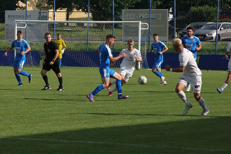 Fotbalisté Slovácka B (bílé dresy) v páteční předehrávce 32. kola MSFL remizovali na hřišti v Kunovicích s juniorkou Ostravy 2:2.