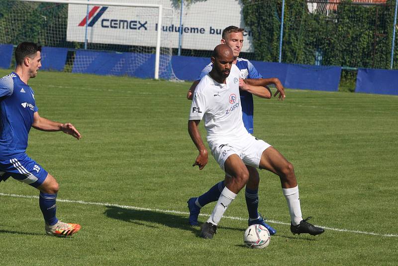 Fotbalisté Slovácka B (bílé dresy) v 6. kole MSFL podlehli Uničovu 1:2.