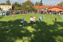 Fotbalisté Slovácka (světle modré dresy) zvítězili na hřišti třetiligových Zbuzan 2:1.