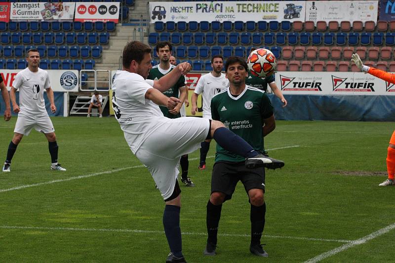 Tým FC Vinaři České republiky (bílé dresy) se dostal na domácím mistrovství Evropy ve fotbale až do finále, když Německo porazil na penalty.